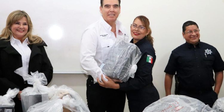 Entrega uniformes “El Cubano” a elementos de Seguridad Pública
