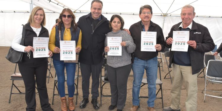 Entrega beneficios Toño Astiazarán a ciudadanos cumplidos con el pago de predial