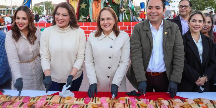 Participa Karla Córdova González en la entrega de rosca de reyes.
