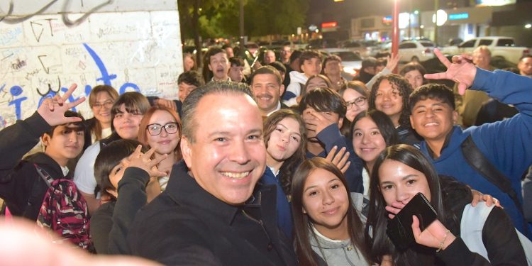 Entrega Toño Astiazarán corredor Camina Segura en Secundaria #1 “Prevo”