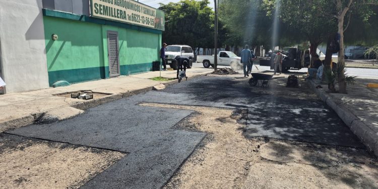Refuerza Ayuntamiento de Hermosillo reparación de calles con el programa “Un Día en Tu Colonia”