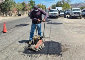 Mantiene Ayuntamiento de Hermosillo actividades de bacheo con 15 cuadrillas