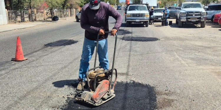 Mantiene Ayuntamiento de Hermosillo actividades de bacheo con 15 cuadrillas