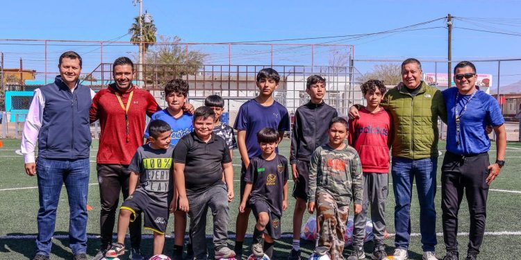 Imparten clases deportivas gratuitas para niñas, niños y jóvenes en Caborca.