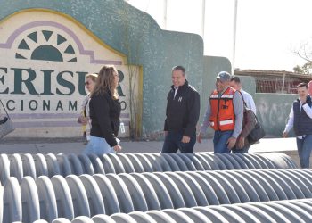 Verifica Toño Astiazarán avances en crucero de concreto de la colonia Perisur