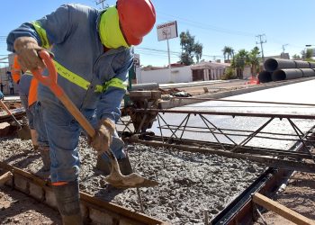 Avanza pavimentación de concreto en bulevar Colosio, como parte de la obra paso a desnivel