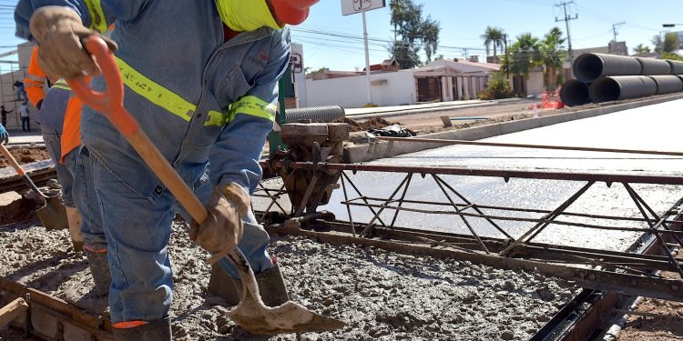 Avanza pavimentación de concreto en bulevar Colosio, como parte de la obra paso a desnivel