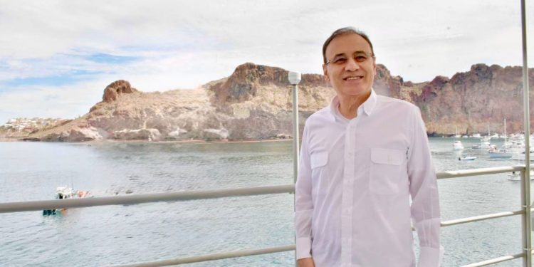 Consolida Gobernador Durazo a San Carlos como destino mundial de buceo con nuevo arrecife artificial