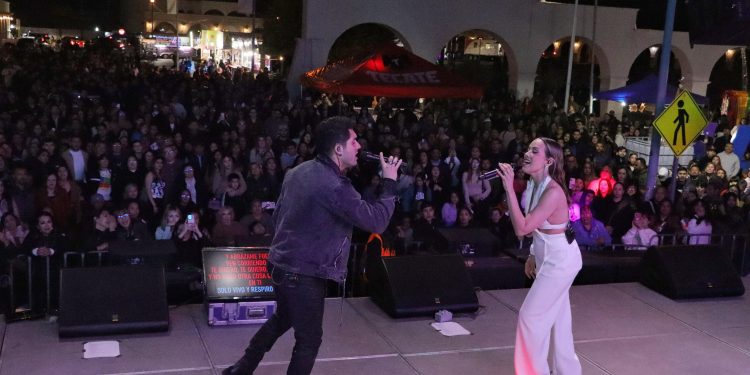 Con gran éxito se vivió el Paseo de las Luces y la presentación de Octubre Doce este fin de semana en Caborca
