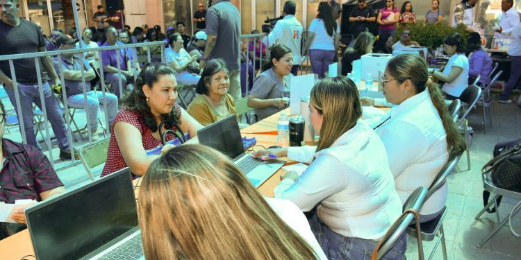 Atienden a 740 ciudadanos en Maratón de Descuentos