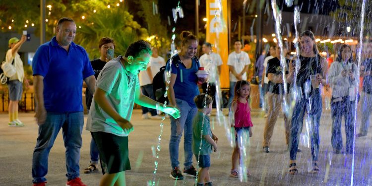 Disfrutan Hermosillenses la renovación del Jardín Juárez con nuevas áreas para convivir