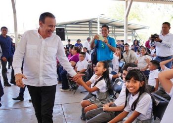 Gobernador Durazo respalda economía familiar con uniformes escolares gratuitos a más de 440 mil alumnos