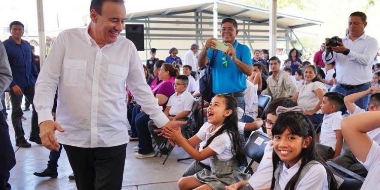 Gobernador Durazo respalda economía familiar con uniformes escolares gratuitos a más de 440 mil alumnos