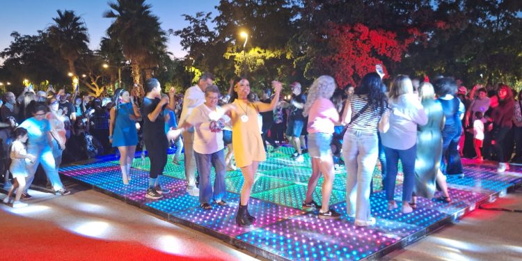 Con broche de oro cierra La Santa Cecilia la variedad artística de Fiestas del Pitic en el Parque Madero