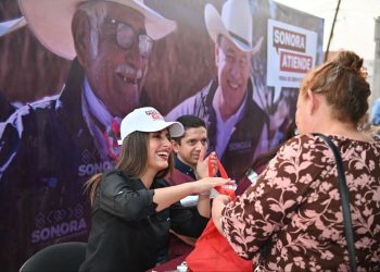 Gobernador Durazo beneficia a vecinos de la colonia Fonhapo con servicios gratuitos en la feria “Sonora Atiende”