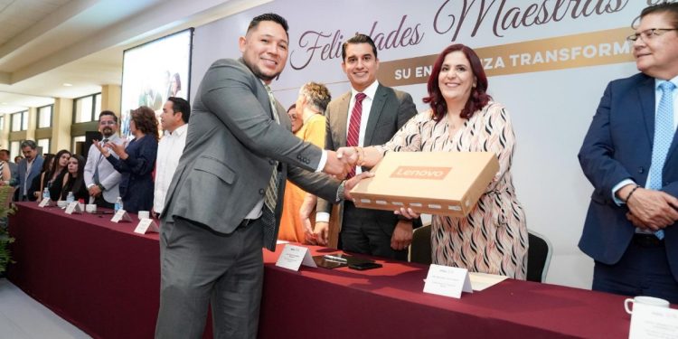 Reconoce Gobernador Durazo vocación transformadora de las maestras y los maestros: Froylán Gámez