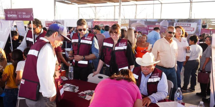 Gobernador Durazo cumple a familias de La Cholla con servicios gratuitos en la feria “Sonora Atiende”