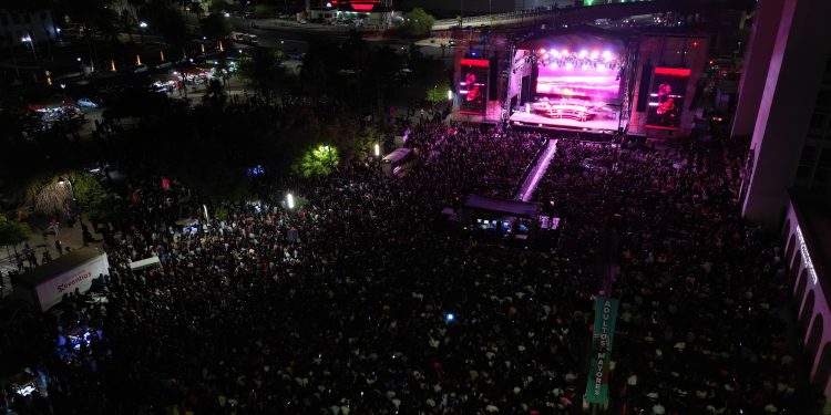 Se rinden 40 mil asistentes ante Miguel Bosé en Foro Rosales de Fiestas del Pitic