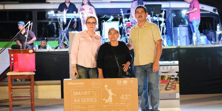 DIF Caborca festeja a las mamás en la Y Griega con música, regalos y un gran ambiente