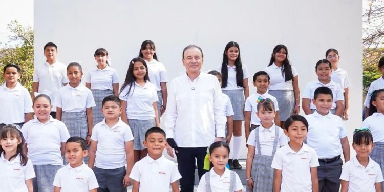 Compromiso cumplido: Gobernador Durazo concluye entrega de uniformes gratuitos en los 72 municipios