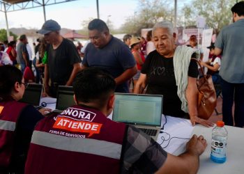 Gobernador Durazo acerca trámites y servicios gratuitos de la feria “Sonora Atiende” a familias de la colonia Solidaridad