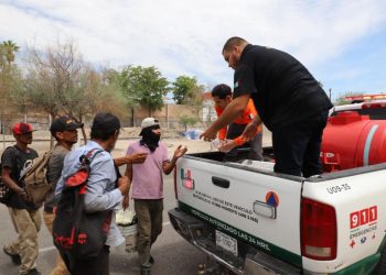 Gobierno de Sonora refuerza acciones preventivas con entrega de agua y suero