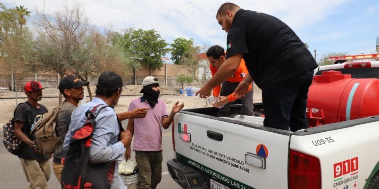 Gobierno de Sonora refuerza acciones preventivas con entrega de agua y suero