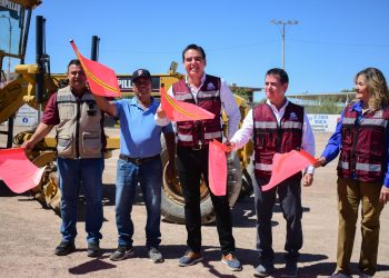 Da “El Cubano” el banderazo de arranque de las obras de instalación de pasto sintético en 2 campos de sóftbol de Caborca