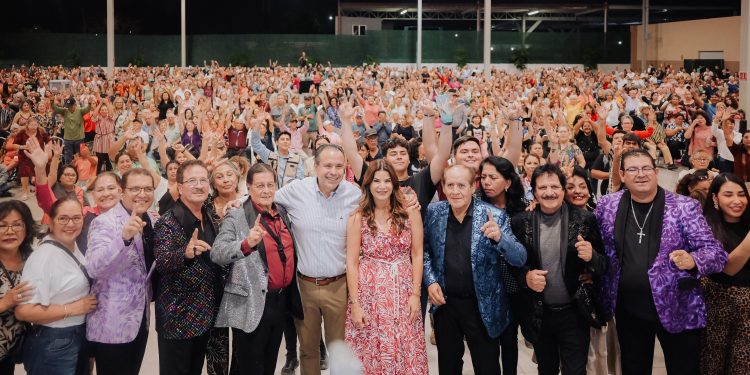 Celebran Patty Ruibal y Toño Astiazarán con más de tres mil adultos mayores con gran concierto de Los Apson