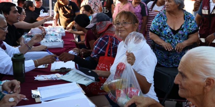 Gobernador Durazo cumple a familias de la colonia Las Peredas con servicios gratuitos de “Sonora Atiende”