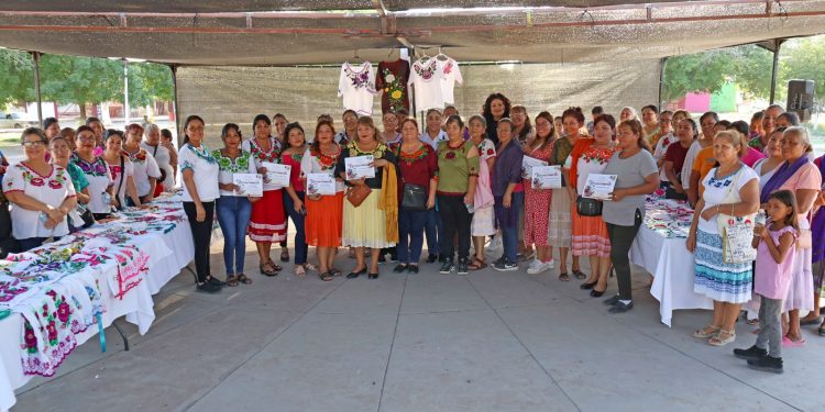Concluye Ayuntamiento de Guaymas curso de bordado en Vícam