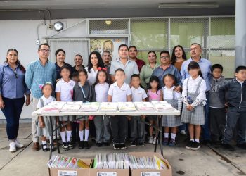 En Caborca entregan paquetes escolares a niñas y niños de la Primaria Independencia de México