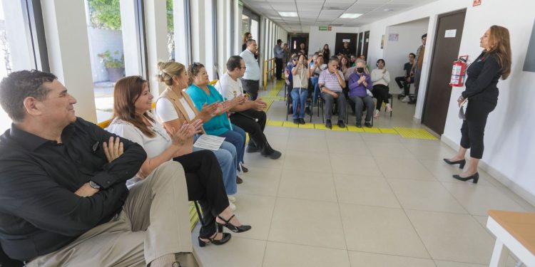 Donan diputados del Congreso de Sonora equipo al Centro Néidi