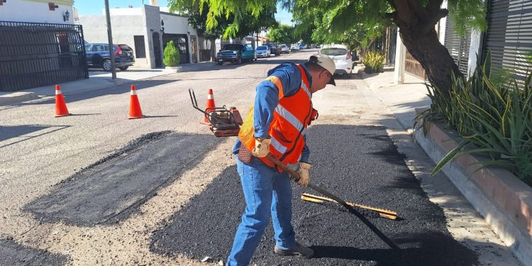 Repara Ayuntamiento Hermosillo vialidades en 12 colonias más