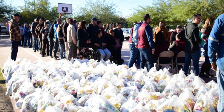 Entregó el alcalde Abraham “El Cubano” Mier apoyos alimentarios a familias de Caborca