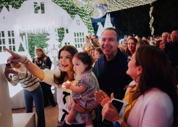 Viven familias de Hermosillo espectacular encendido de árbol navideño