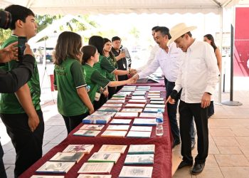 Refuerza Gobernador Durazo acceso a la educación y lectura con becas y librería del FCE en Cajeme