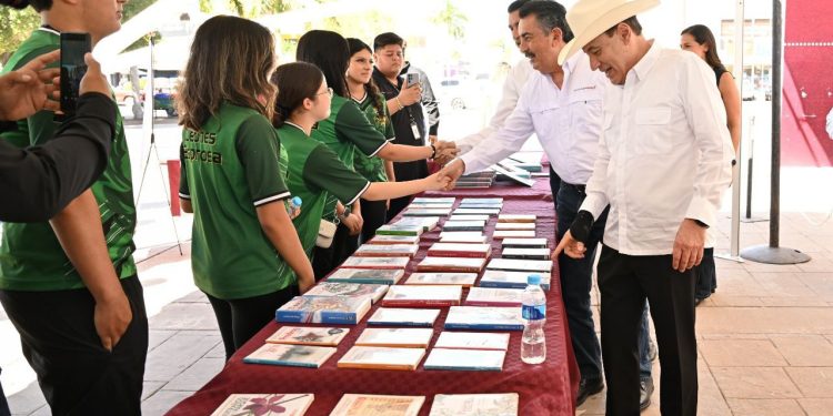 Refuerza Gobernador Durazo acceso a la educación y lectura con becas y librería del FCE en Cajeme