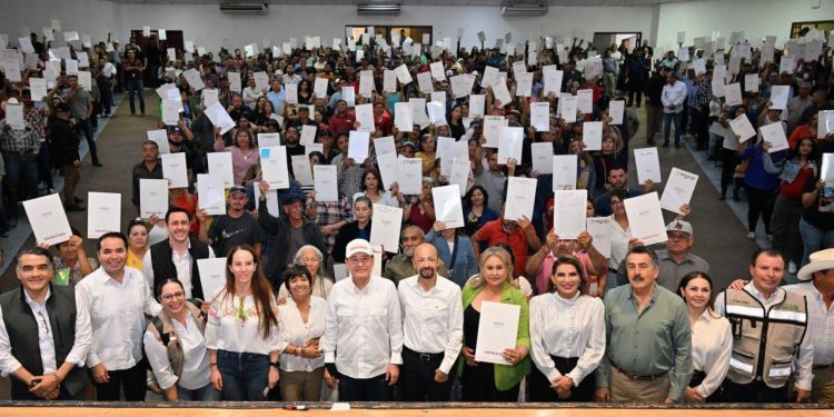 Gobernador Durazo y Sedatu entregan escrituras y fortalecen certeza patrimonial en Sonora