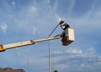 Mantiene Ayuntamiento de Guaymas reparación de luminarias en distintos sectores del municipio