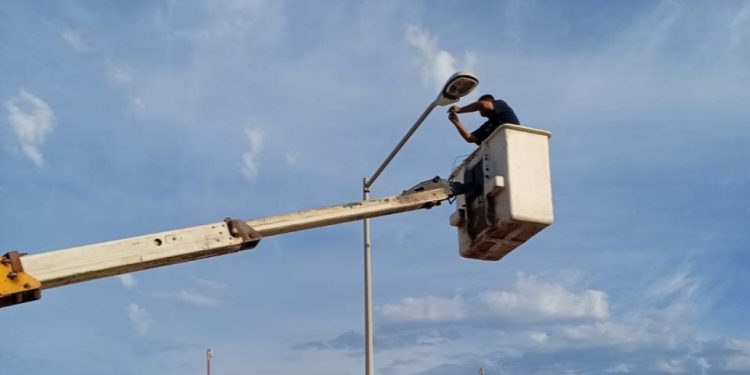 Mantiene Ayuntamiento de Guaymas reparación de luminarias en distintos sectores del municipio