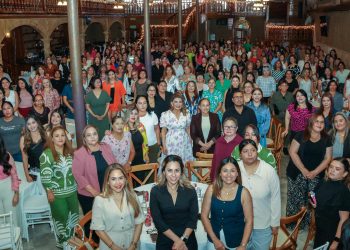 Alcaldesa Karla Córdova festeja a las madres trabajadoras de Guaymas