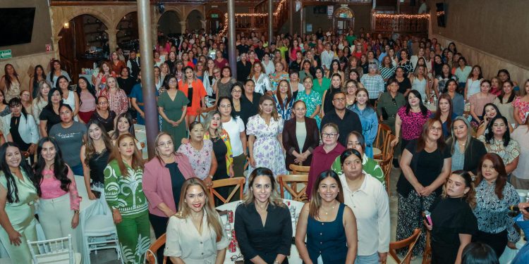 Alcaldesa Karla Córdova festeja a las madres trabajadoras de Guaymas