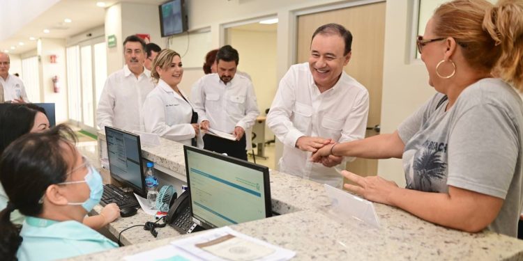Gobernador Durazo impulsa capacitación a médicos con mil becas para fortalecer atención a la salud