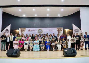 Reconocen a maestras y maestros distinguidos 2026 en Caborca.