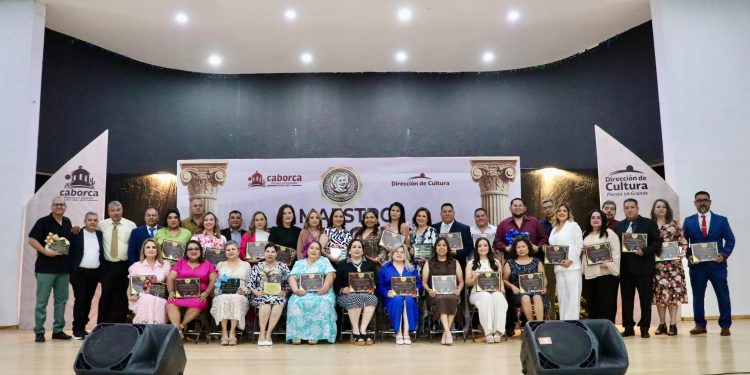 Reconocen a maestras y maestros distinguidos 2026 en Caborca.