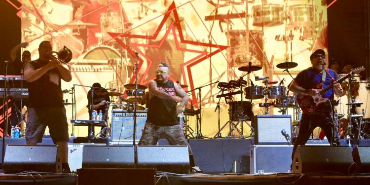 Con cumbia, rock y ska, El Gran Silencio conquista el Alonso Vidal en Fiestas del Pitic