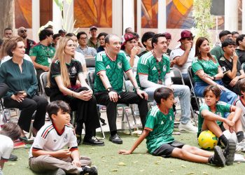 Acompañado de jóvenes sonorenses, Gobernador Durazo vive la emoción del debut de México en la Copa Mundial de la FIFA 2026