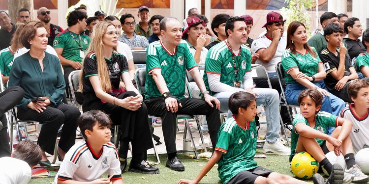 Acompañado de jóvenes sonorenses, Gobernador Durazo vive la emoción del debut de México en la Copa Mundial de la FIFA 2026