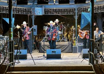 En Cananea la presidenta Esmeralda Gonzáles arranca con éxito, los miércoles de serenatas.